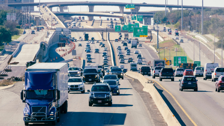 masini pe o autostrada din texas