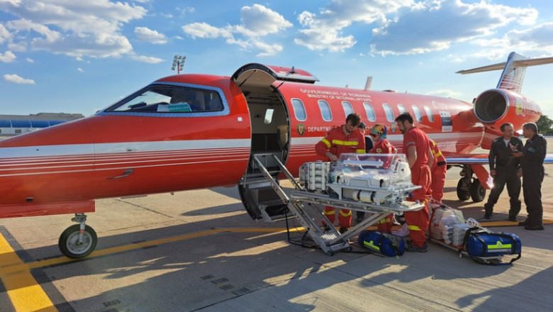 avion smurd care preia o fetita bolnava