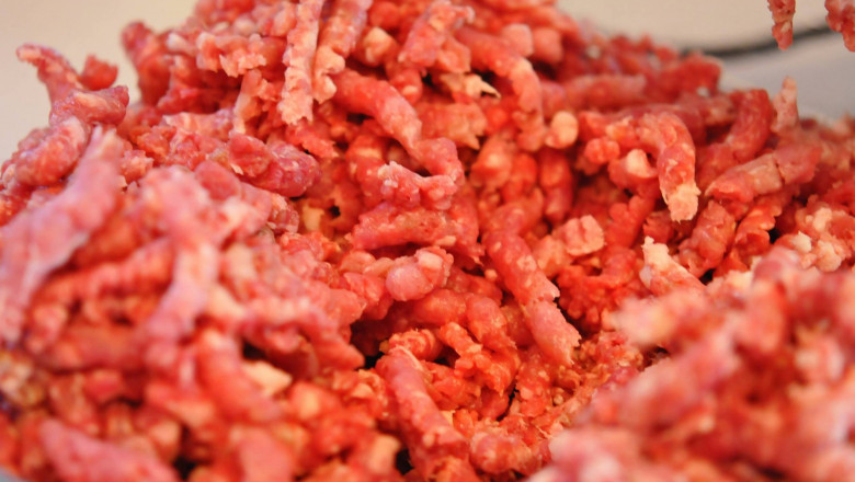 Sortiment de carne tocată, retras de un mare lanț de magazine. Clienţii sunt sfătuiţi să nu consume produsul