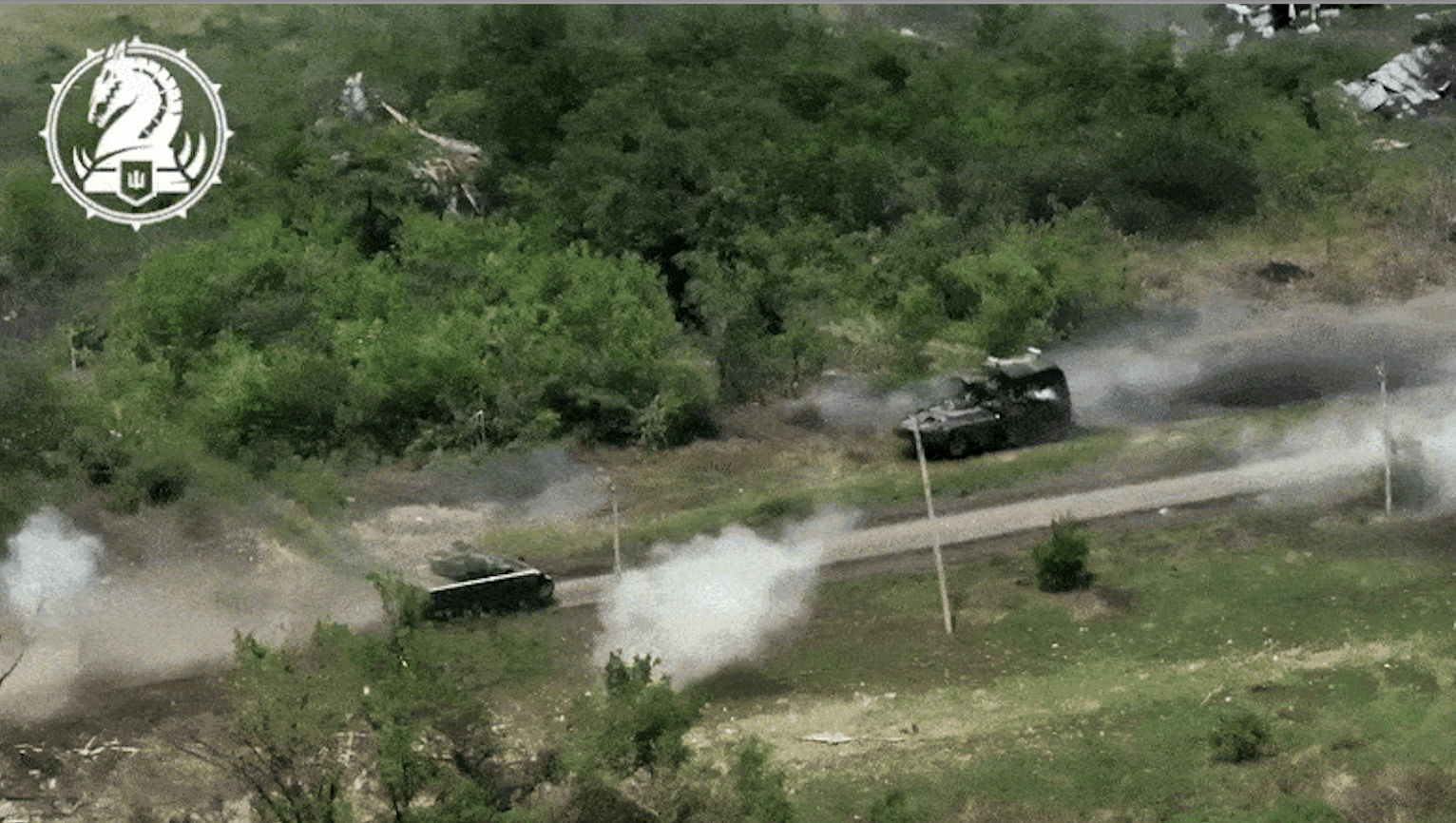 Duel „medieval” în Ucraina: Un vehicul blindat american și unul rusesc se confruntă ca doi cavaleri teutoni în turnir. Cine câștigă