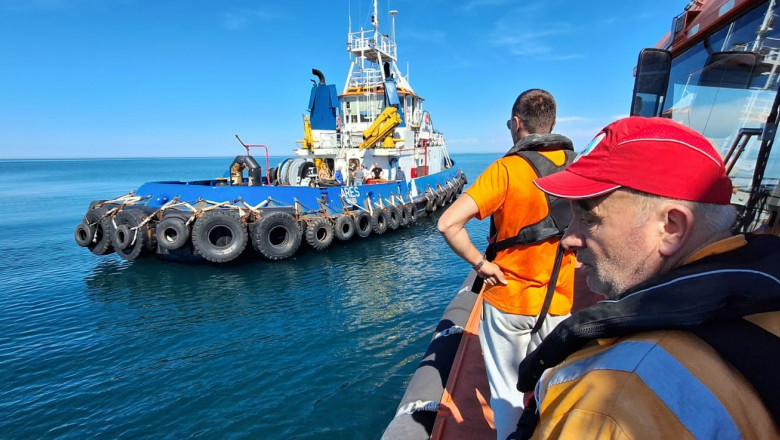 remot=rcher pe mare si marinari care vin cu alta nava la o interventie de salvare