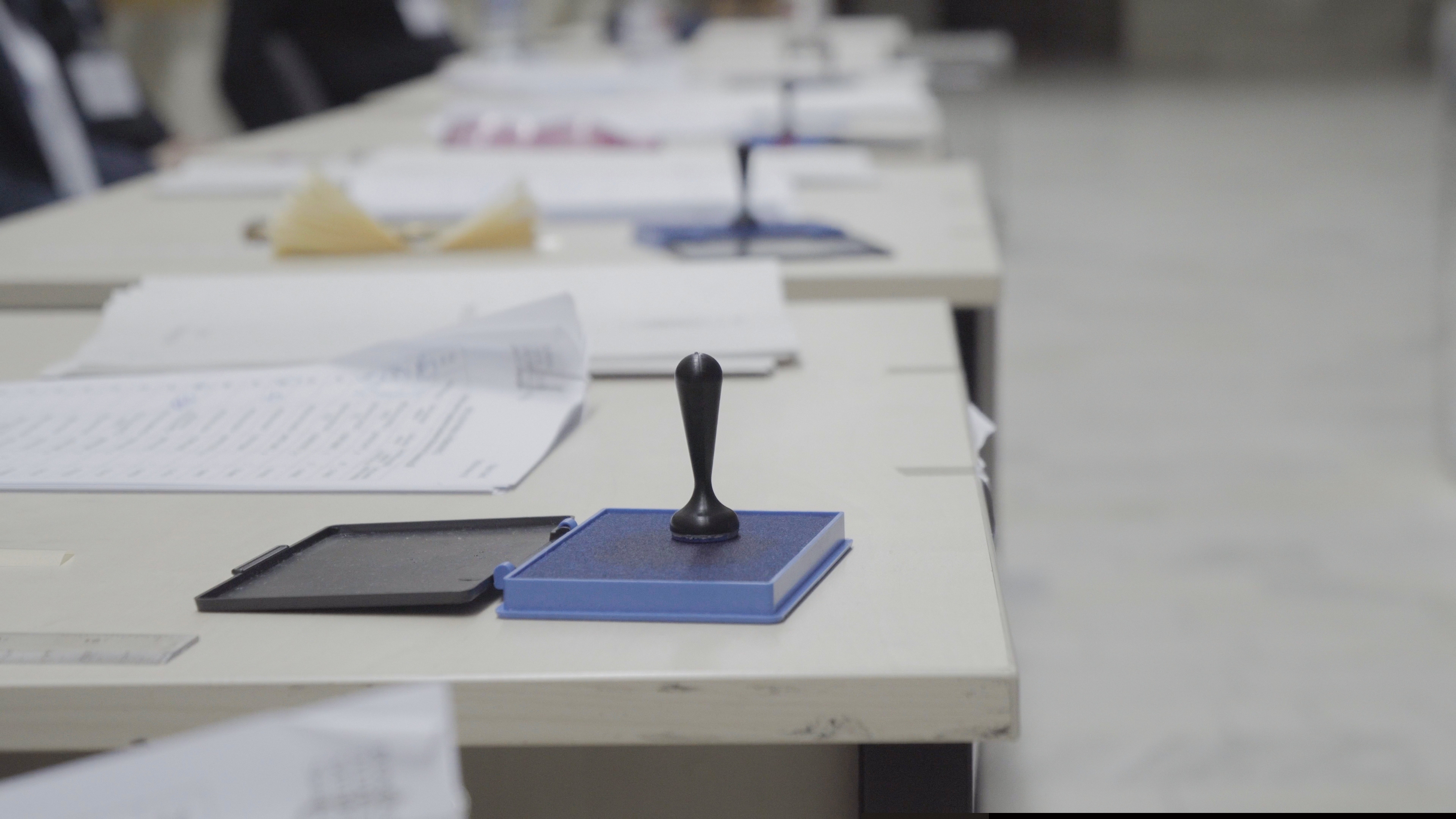 Doi copii au rupt mai multe sigilii dintr-o secție de votare din Ilfov. Cum au fost pedepsiți părinții lor