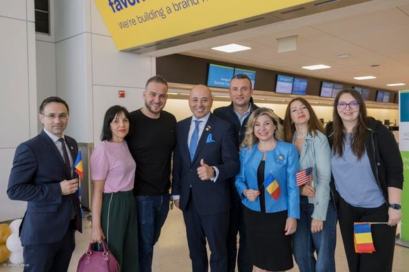 Moment istoric: După 20 de ani, prima cursă aeriană directă România-SUA a aterizat la New York. Românii, întâmpinați de ambasador