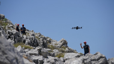 salvatori cu drone pe un deal din grecia