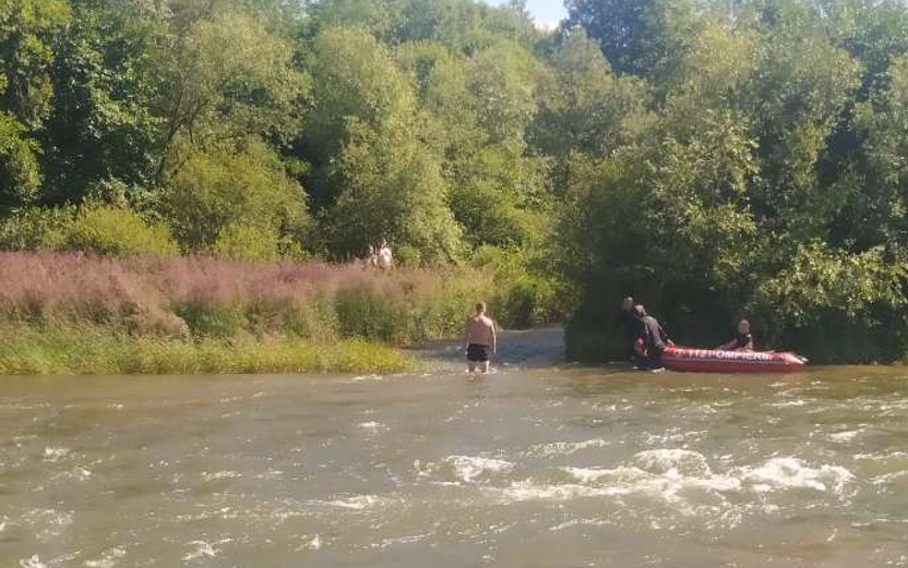 FOTO. Pompierii au salvat un cuplu şi copilul de 8 luni, rămași izolaţi pe o insulă formată pe Strei după deversarea barajului
