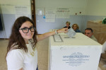 Alegătoare depune buletinul de vot într-o urnă