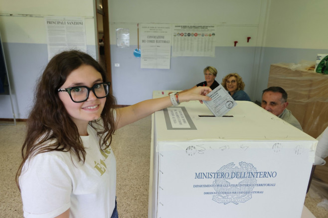 Alegătoare depune buletinul de vot într-o urnă