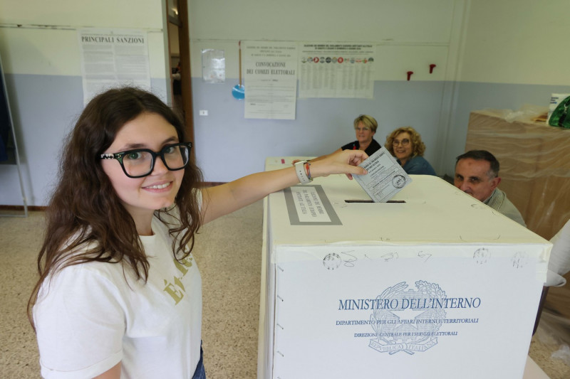 Alegătoare depune buletinul de vot într-o urnă