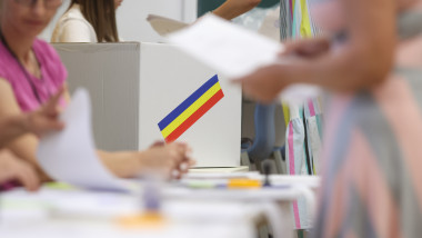 Secție de vot pentru alegerile locale și europarlamentare în București