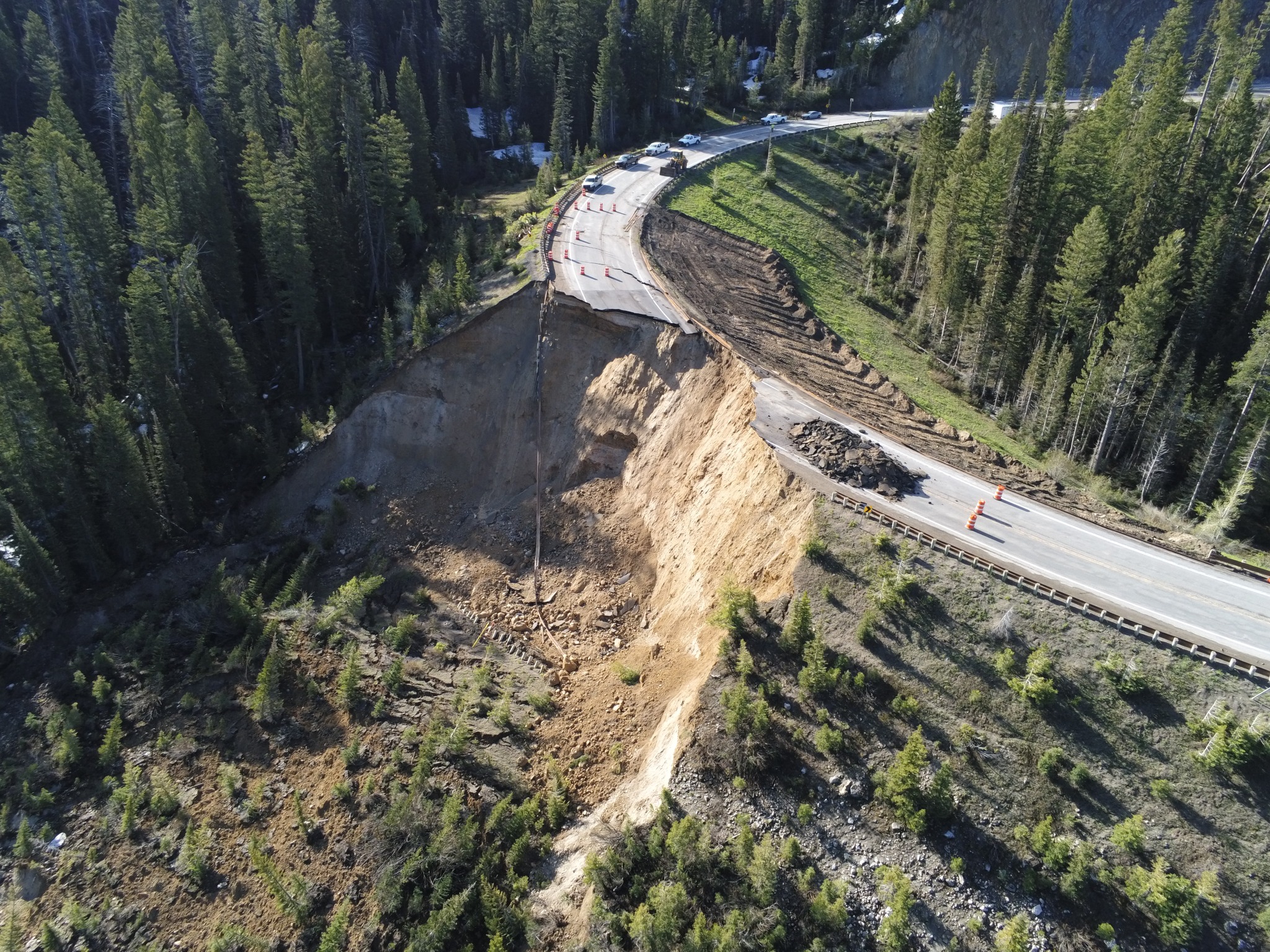 O bucată de șosea montană din SUA s-a surpat în urma unei alunecări de teren „catastrofale”