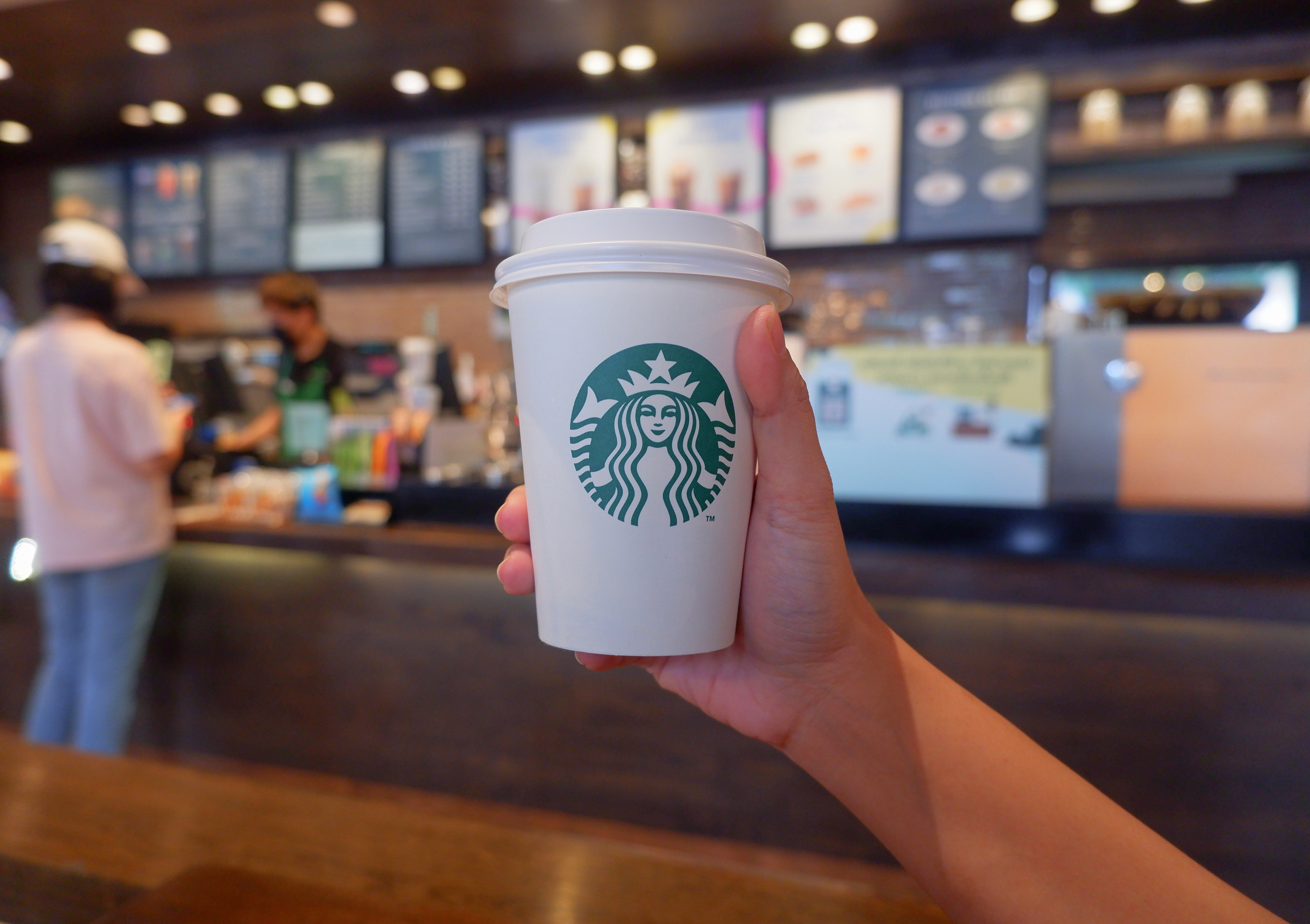 Probleme pentru Starbucks: Clienții s-au săturat de prețurile tot mai mari ale băuturilor și refuză să mai cumpere