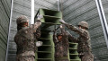 Soldați sud-coreeni demontează un difuzor de propagandă la granița cu Coreea de Nord, la 1 mai 2018