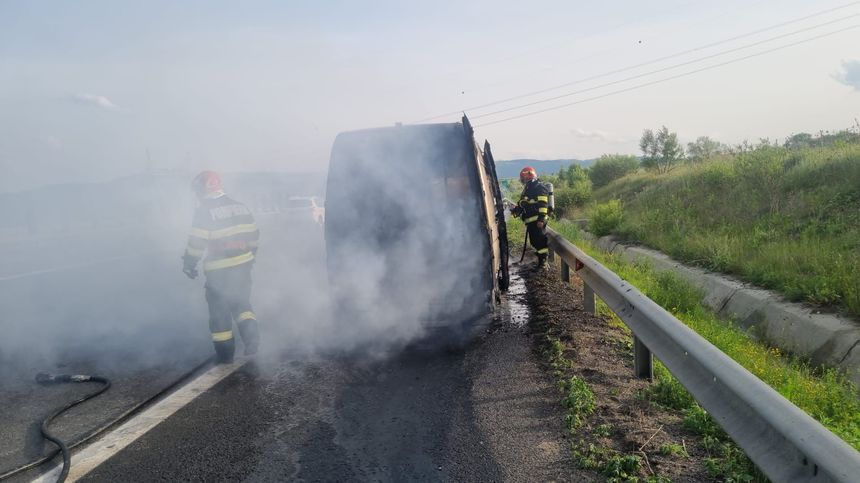 FOTO. Un microbuz în care se aflau 9 persoane a luat foc pe autostrada A1