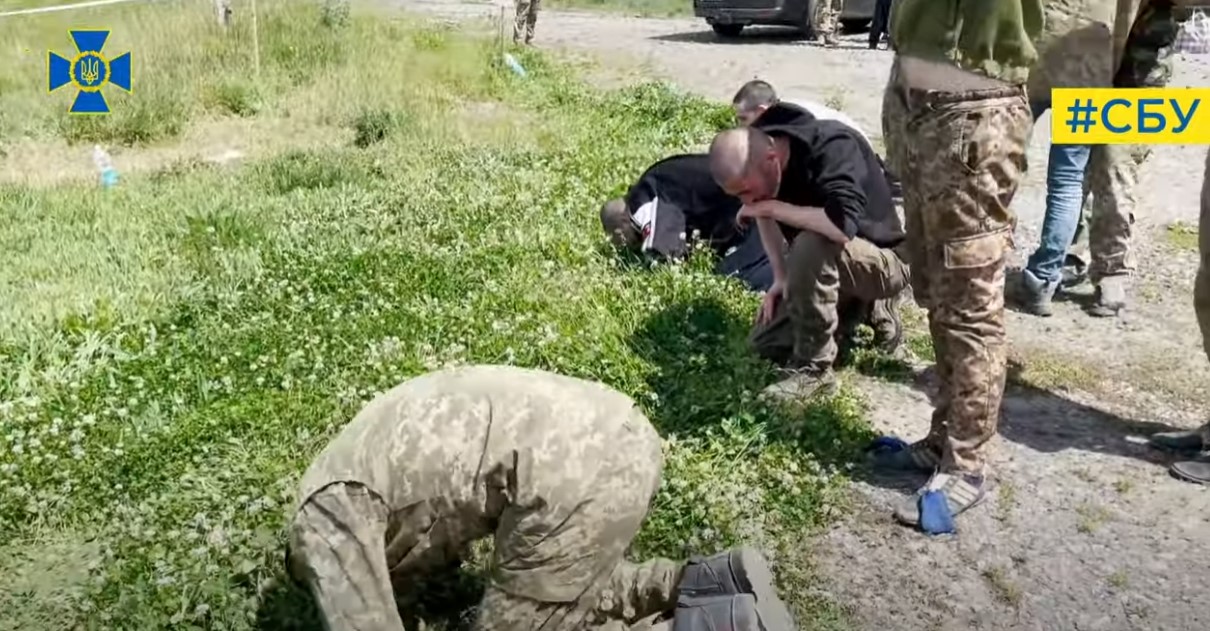 Imagini emoționante din Ucraina. 75 de prizonieri eliberați din Rusia îngenunchează și sărută pământul. Mulți sunt răniți și bolnavi