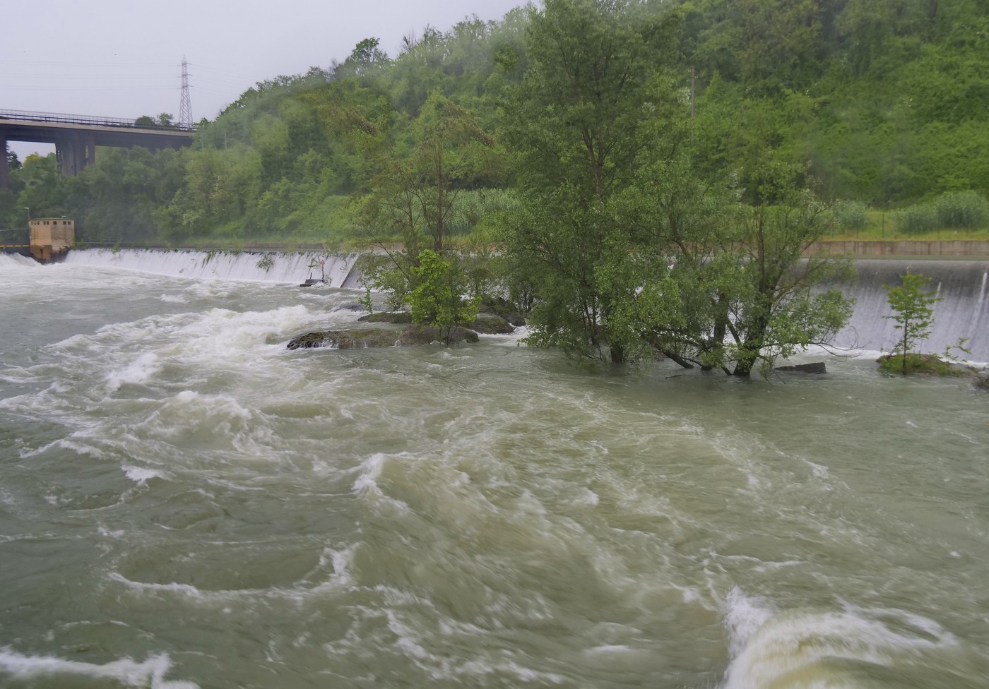 Cine sunt cei trei tineri luați de viitură în Italia. Debitul râului a crescut brusc de la 15 la 250 de metri cubi pe secundă (presă)