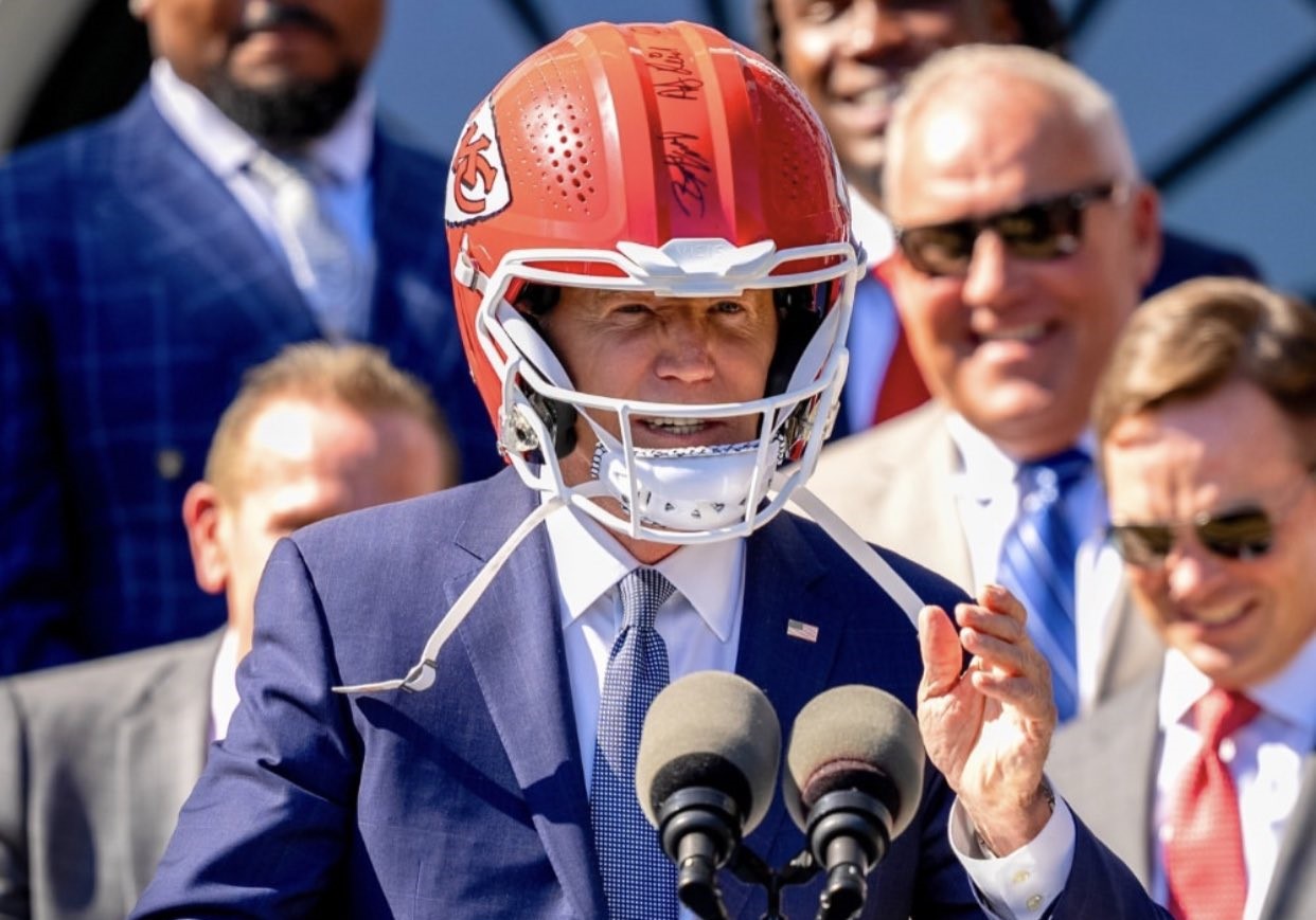 Joe Biden a primit cadou casca echipei Kansas City Chiefs: "Să câştigi de două ori la rând... Îmi place asta"