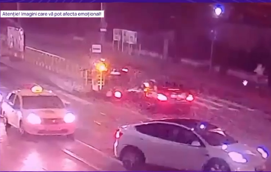 Momentul în care o femeie lovește cu mașina un motociclist cu care se certase în trafic. Imaginile filmate în zonă (VIDEO)