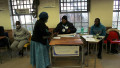 femeie votează la o secție de vot din Africa de Sud