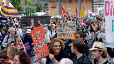 oameni care protesteaza in berlin impotriva chiriilor mari