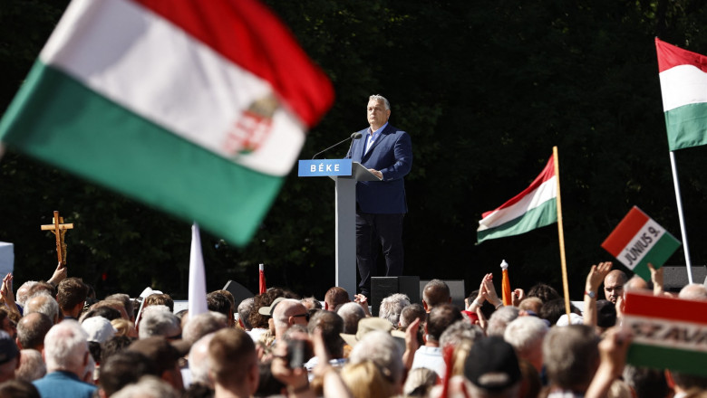 Viktor Orban în fața unei mulțimi care flutură stagul Ungariei