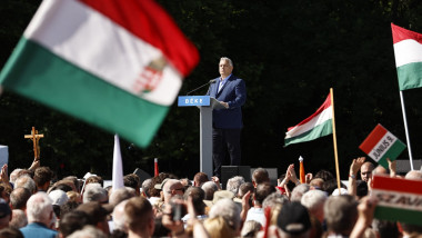 Viktor Orban în fața unei mulțimi care flutură stagul Ungariei