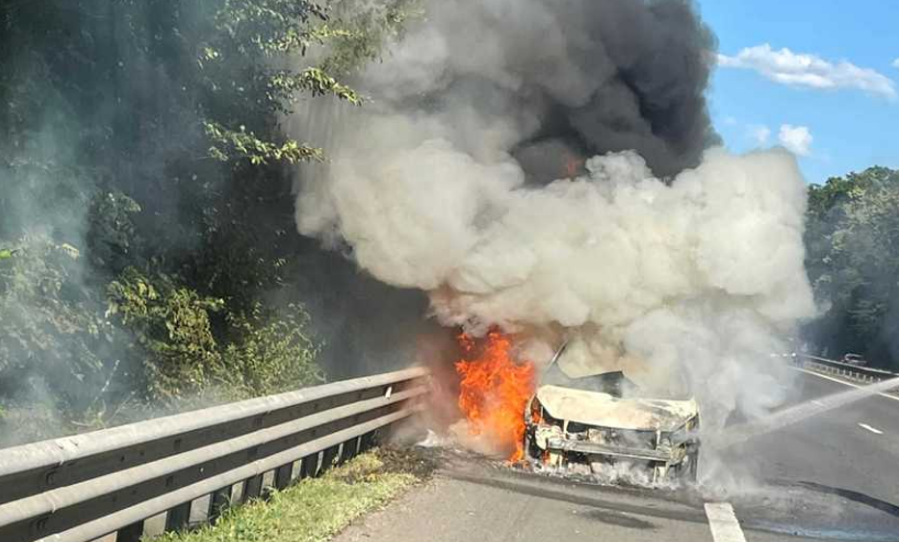 Un autoturism a luat foc în mers, pe autostrada Bucureşti-Piteşti. Şoferul şi pasagerii au reuşit să iasă teferi din maşină 