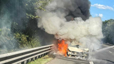 o masina arde pe autostrada