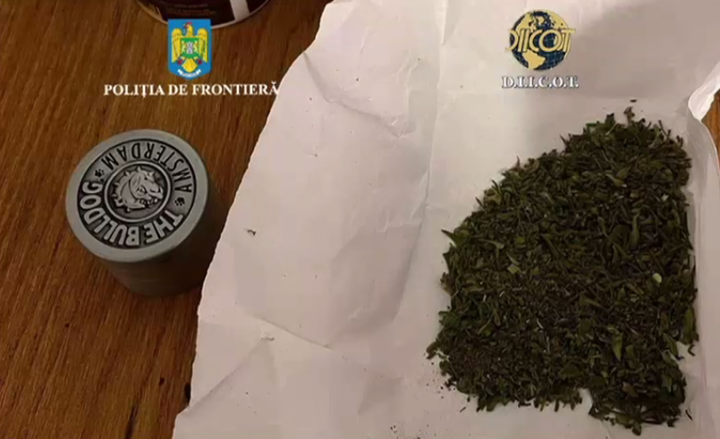 Elev arestat după ce a fost prins că vindea droguri colegilor săi