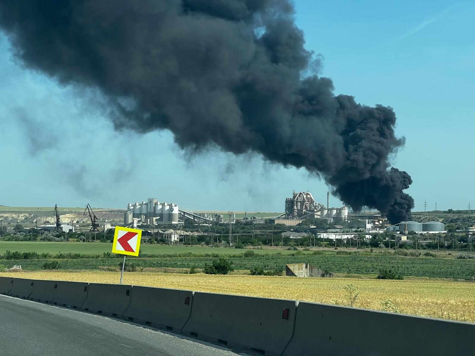 Incendiu puternic în curtea fabricii de ciment din Medgidia. Au ars peste 150 de tone de cauciucuri