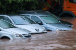 Unwetter, Autos stehen in überschwemmten Straßen in Haubersbronn. Nach starken Regenfällen gibt es Hochwasser mit Übersc