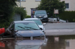 Unwetter, Autos stehen in überschwemmten Straßen in Haubersbronn. Nach starken Regenfällen gibt es Hochwasser mit Übersc