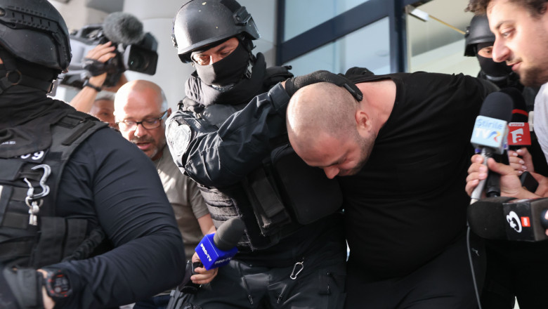 Suspectul incidentului de la ambasada Israelului este escortat de politisti in afara sectiei de politie 14 din Bucuresti