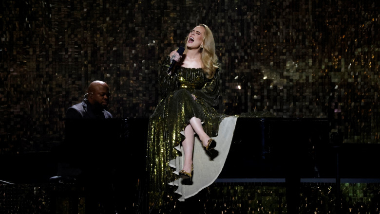 adele cantand in timpul unui concert