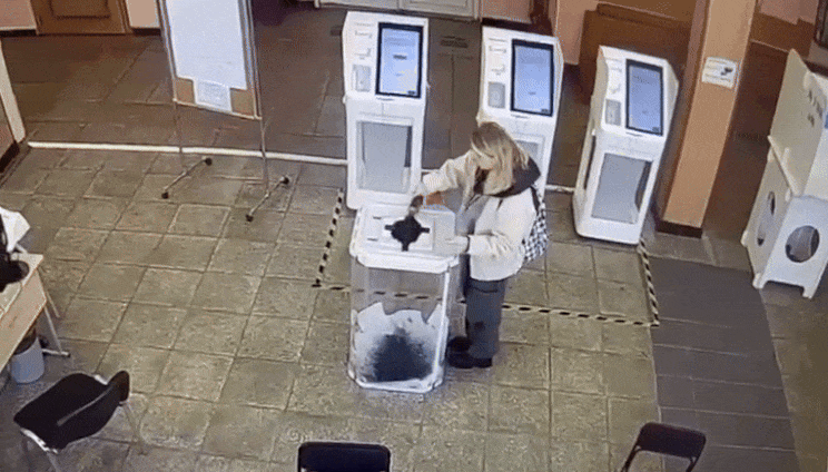 O femeie care a turnat vopsea într-o urnă de vot la alegerile prezidențiale din Rusia a fost condamnată la „muncă corecțională”