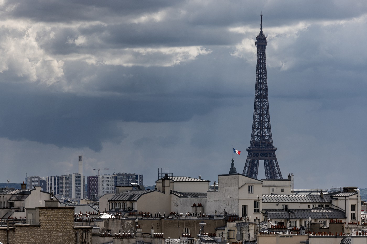 Cinci sicrie cu mesajul „soldaţi francezi din Ucraina” au fost găsite sub Turnul Eiffel. Suspecți sunt un minor și doi bărbați