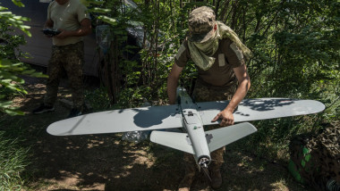 militar ucrainean cu drona