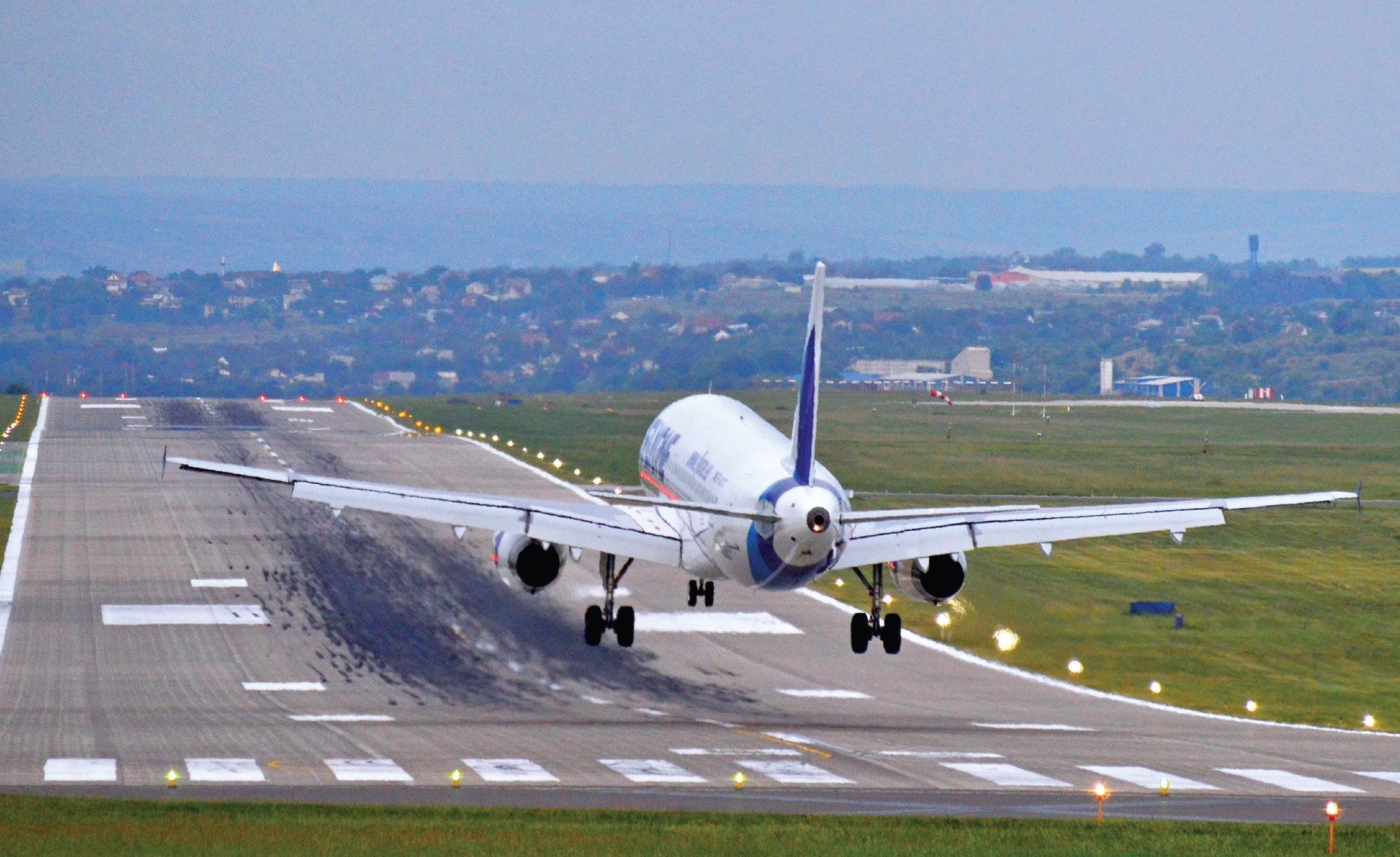 Incident ciudat: Un avion care zbura din Armenia spre Chișinău a aterizat neprogramat la Otopeni. A urmat o alertă cu bombă la bord
