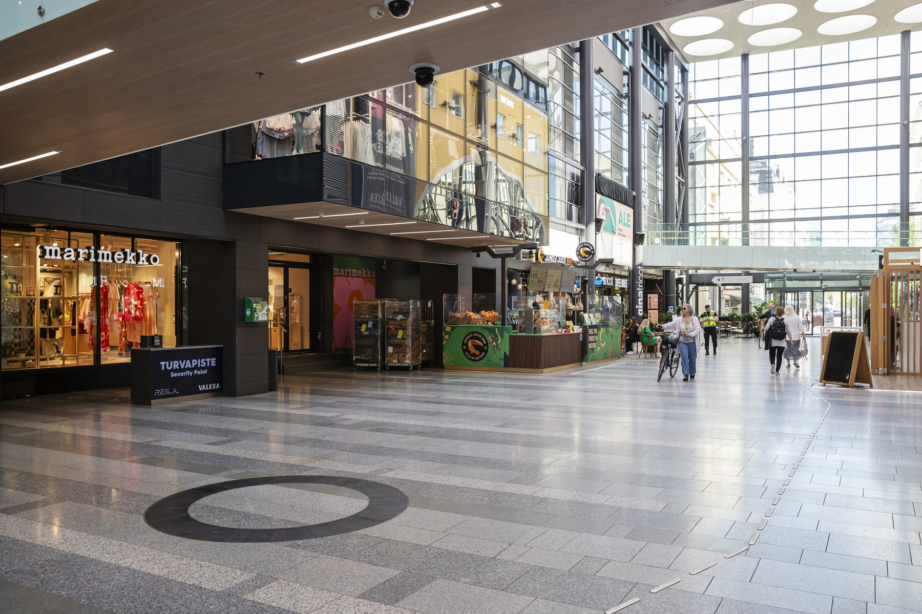 Copil de 12 ani înjunghiat într-un mall din Finlanda. Suspectul este un bărbat cu simpatii de extremă dreapta