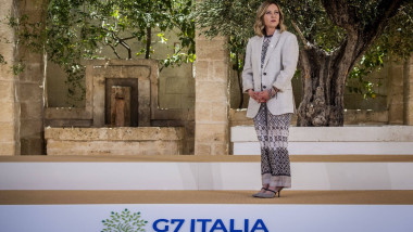giorgia meloni pe scena cu sugla g7 asteapta sa inatampine invitatii