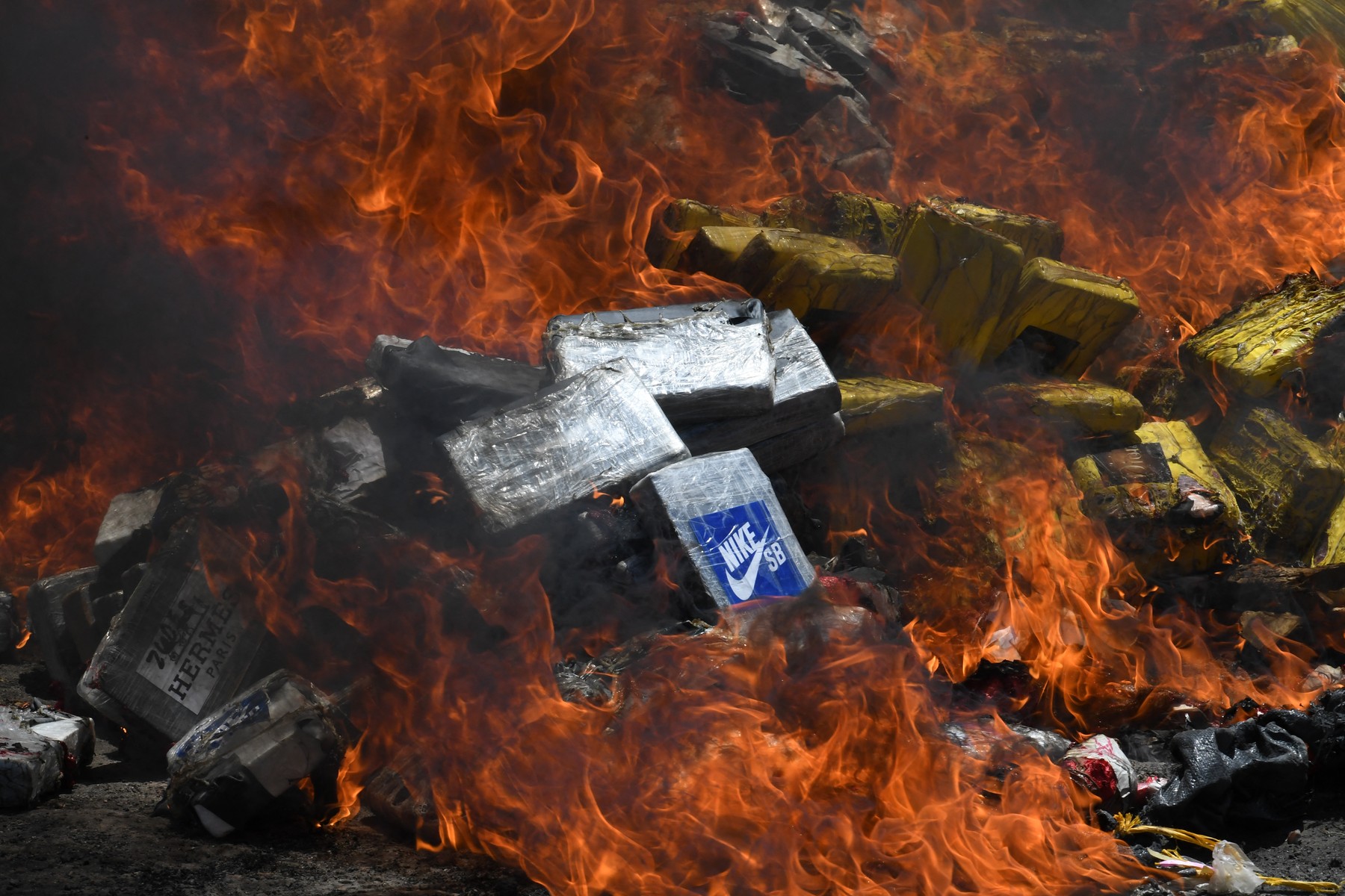 Imagini cu peste 5,6 tone de cocaină, în flăcări. Droguri confiscate în acest an au fost arse în Honduras