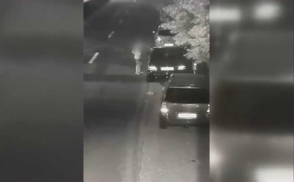 Coșmar într-un cartier de lux din București. Un bărbat a vandalizat cu o piatră 16 mașini, în doar câteva ore