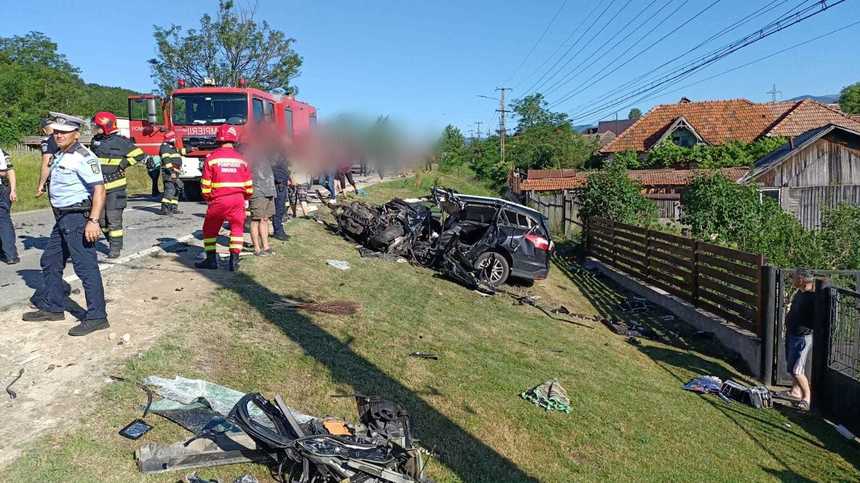 Autocar cu zeci de copii, implicat într-un grav accident în județul Vâlcea. Un tânăr de 22 de ani a murit