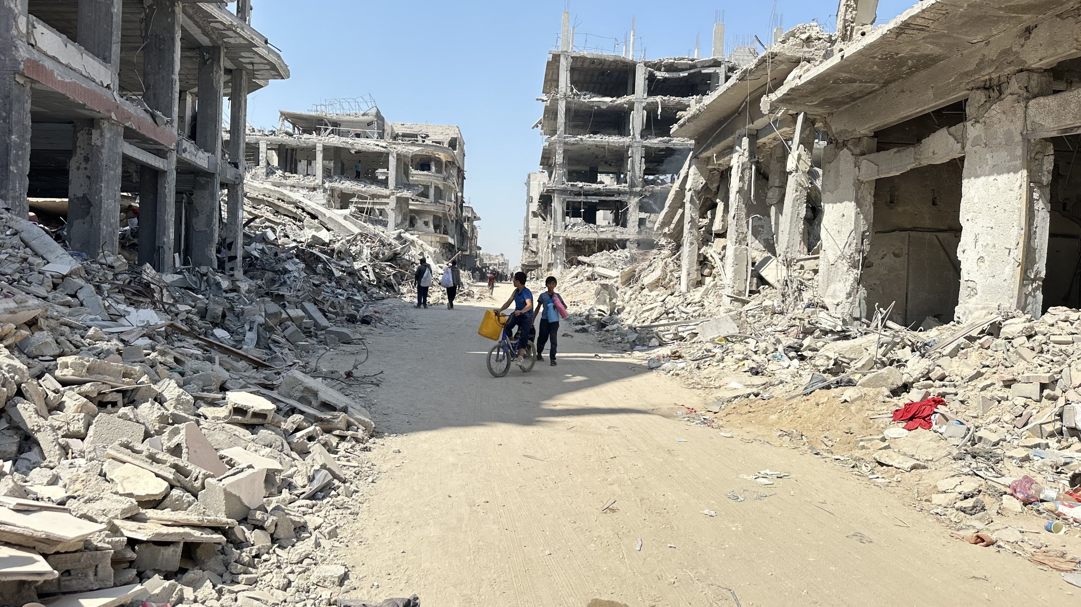 „Dintr-o dată, casa s-a prăbuşit peste noi". Israelul a bombardat Fâșia Gaza, iar tensiunile în Liban şi Yemen au crescut