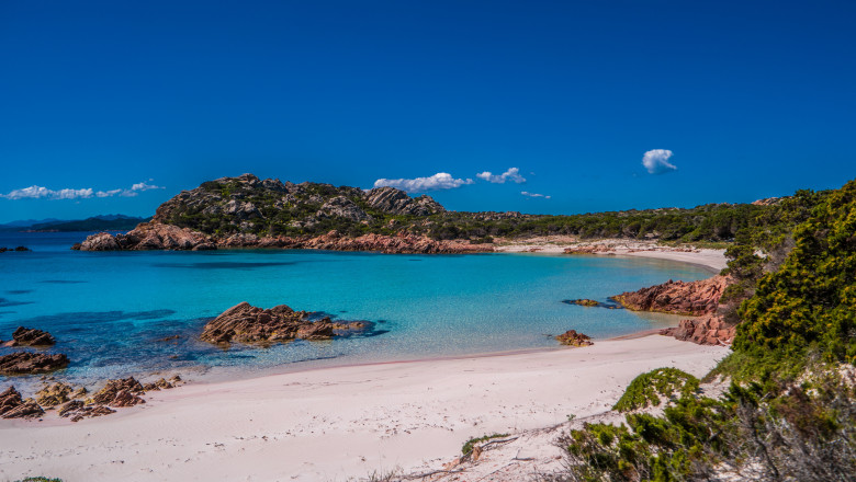 plajă cu nisip roz în Sardinia