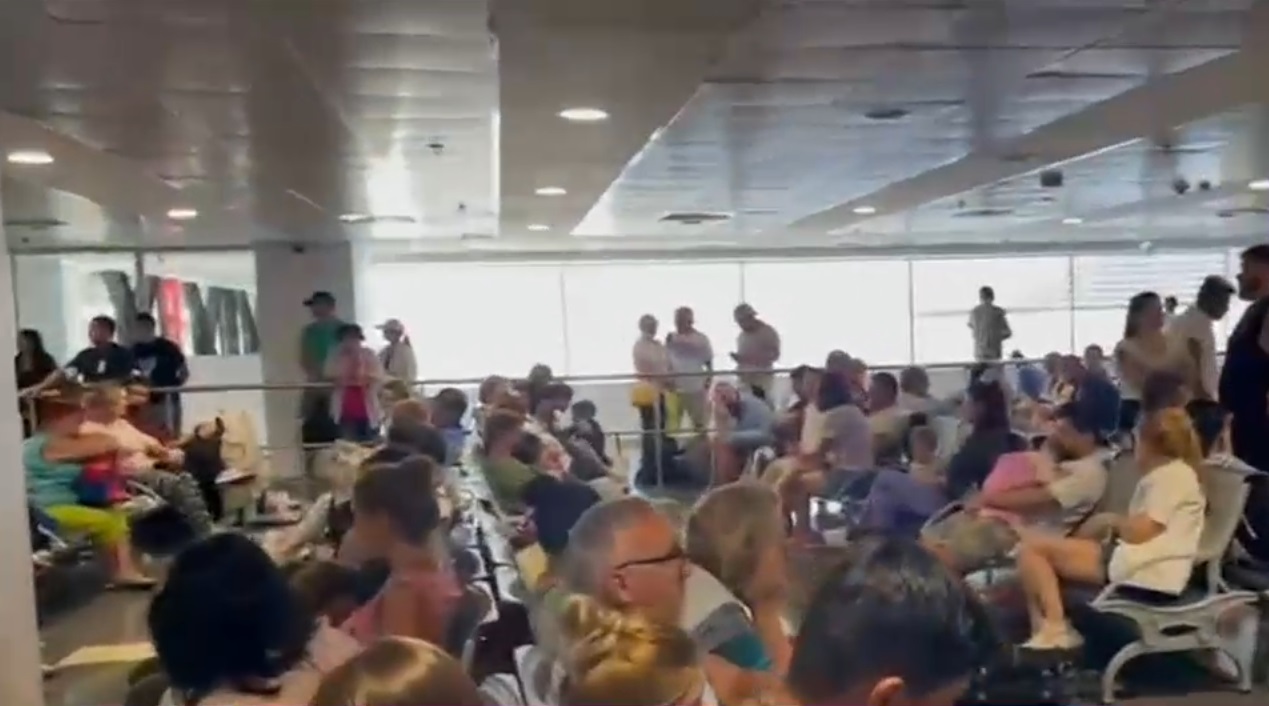 Români blocați de 10 ore pe aeroport în Antalya. 170 de persoane așteaptă să plece, după ce au fost debarcate din avion