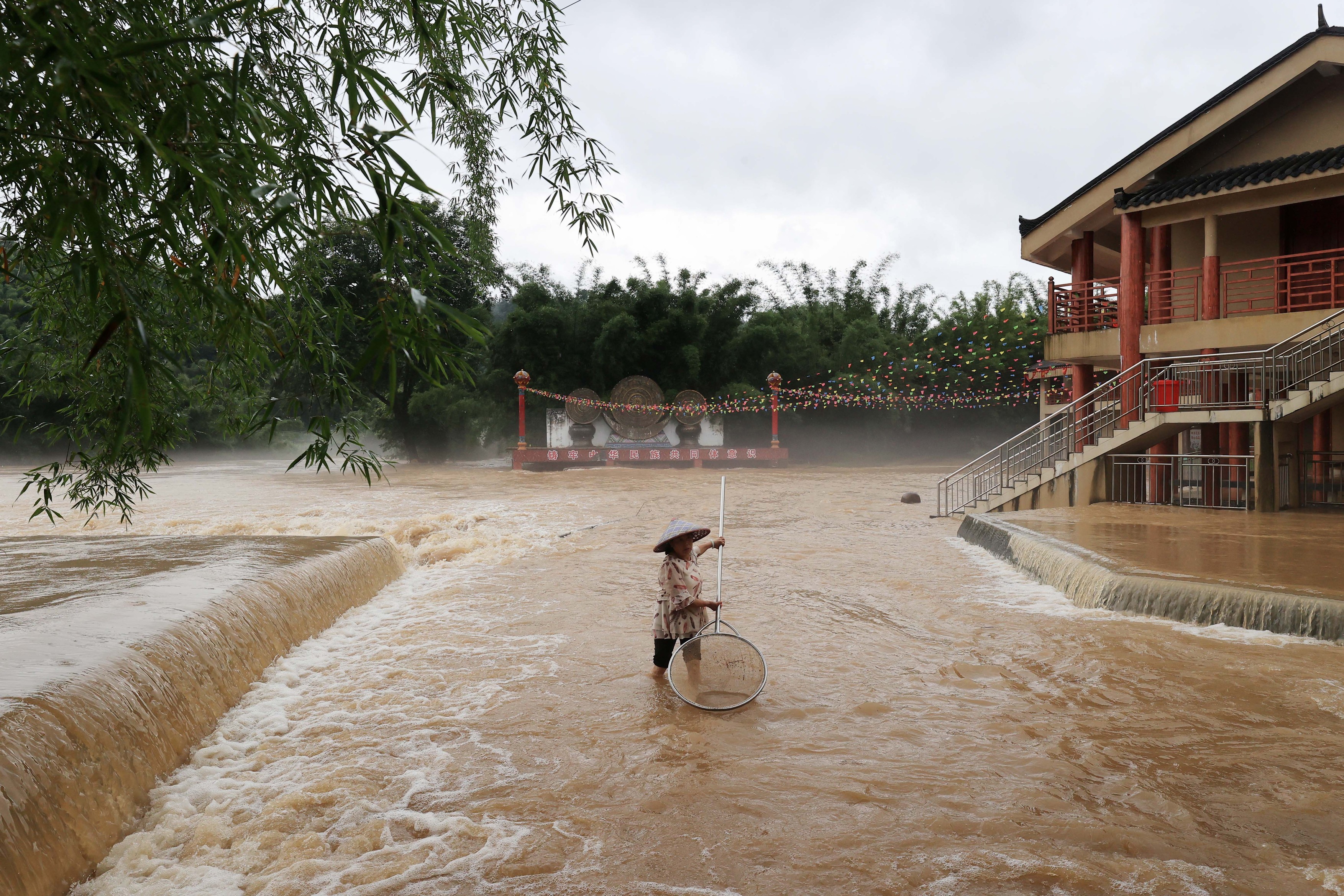 China, lovită de inundații și caniculă. În timp ce în sud nivelul râurilor a crescut, în alte zone sunt anunțate 39 de grade Celsius