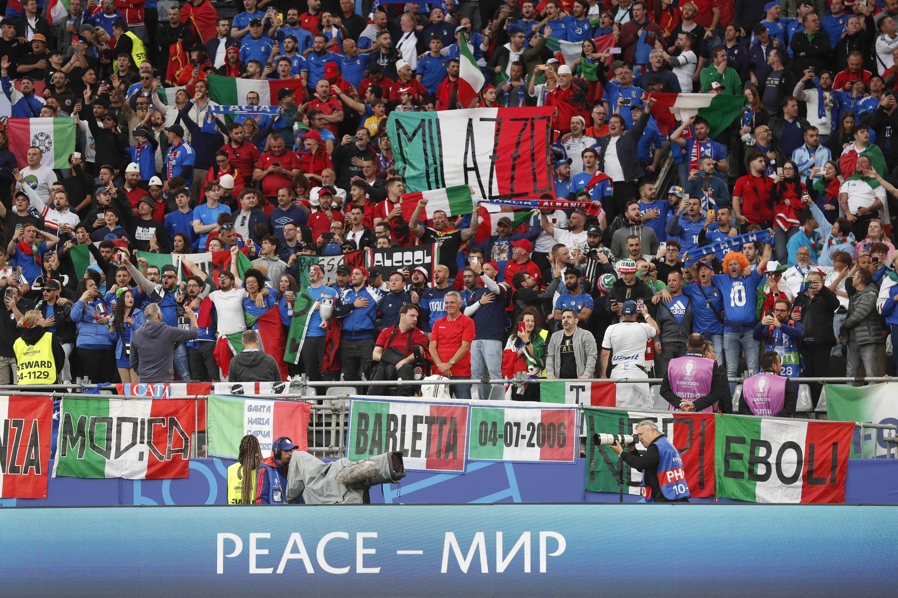EURO 2024: 50 de fani italieni înarmați cu cuțite și un cocktail Molotov au fost arestați înainte de a-i ataca pe suporterii albanezi