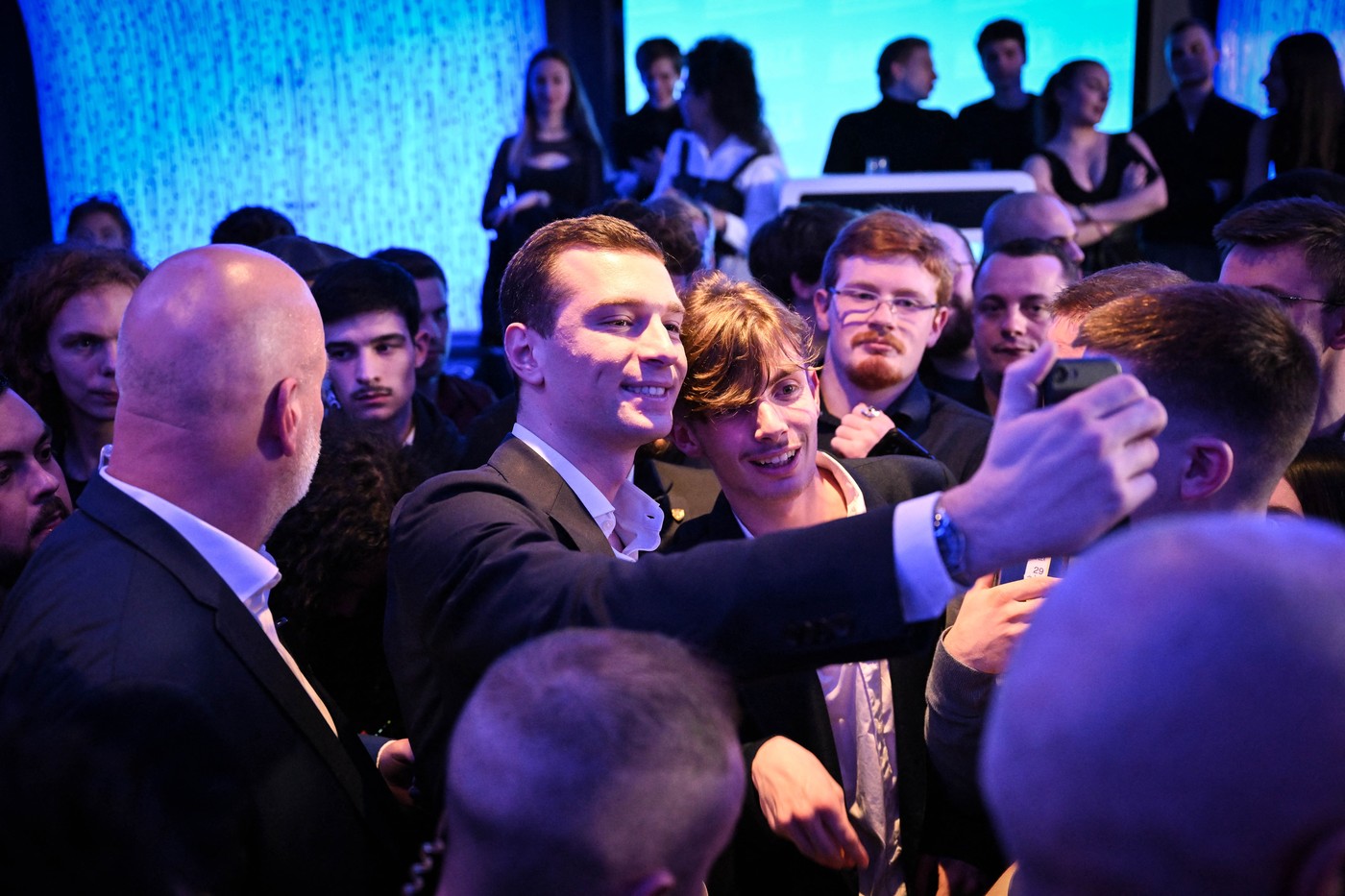 Politico: Generația „Afară cu străinii!” a luat cu asalt Europa. De ce tot mai mulți tineri votează cu extrema dreaptă