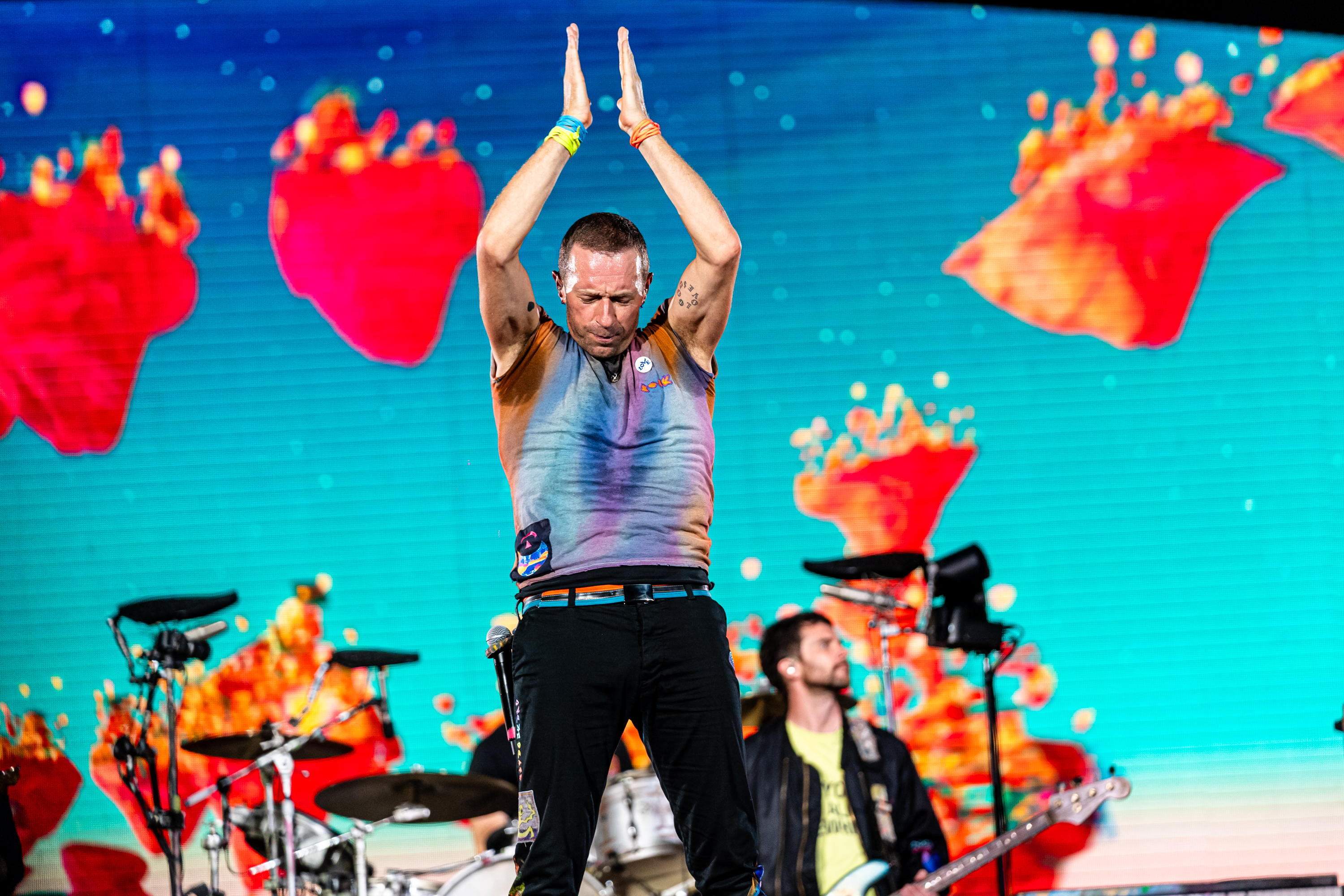 Coldplay lansează un nou album. Fiecare disc vinil va fi fabricat din sticle de plastic