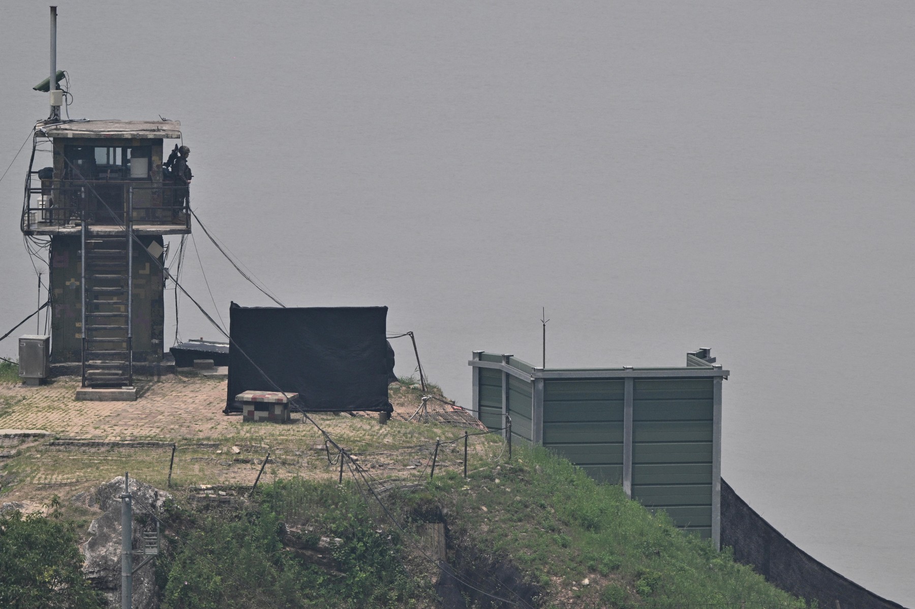 Incident cu focuri de avertisment în zona demilitarizată, cu o zi înainte ca Putin să vină în vizită după 24 de ani în Coreea de Nord